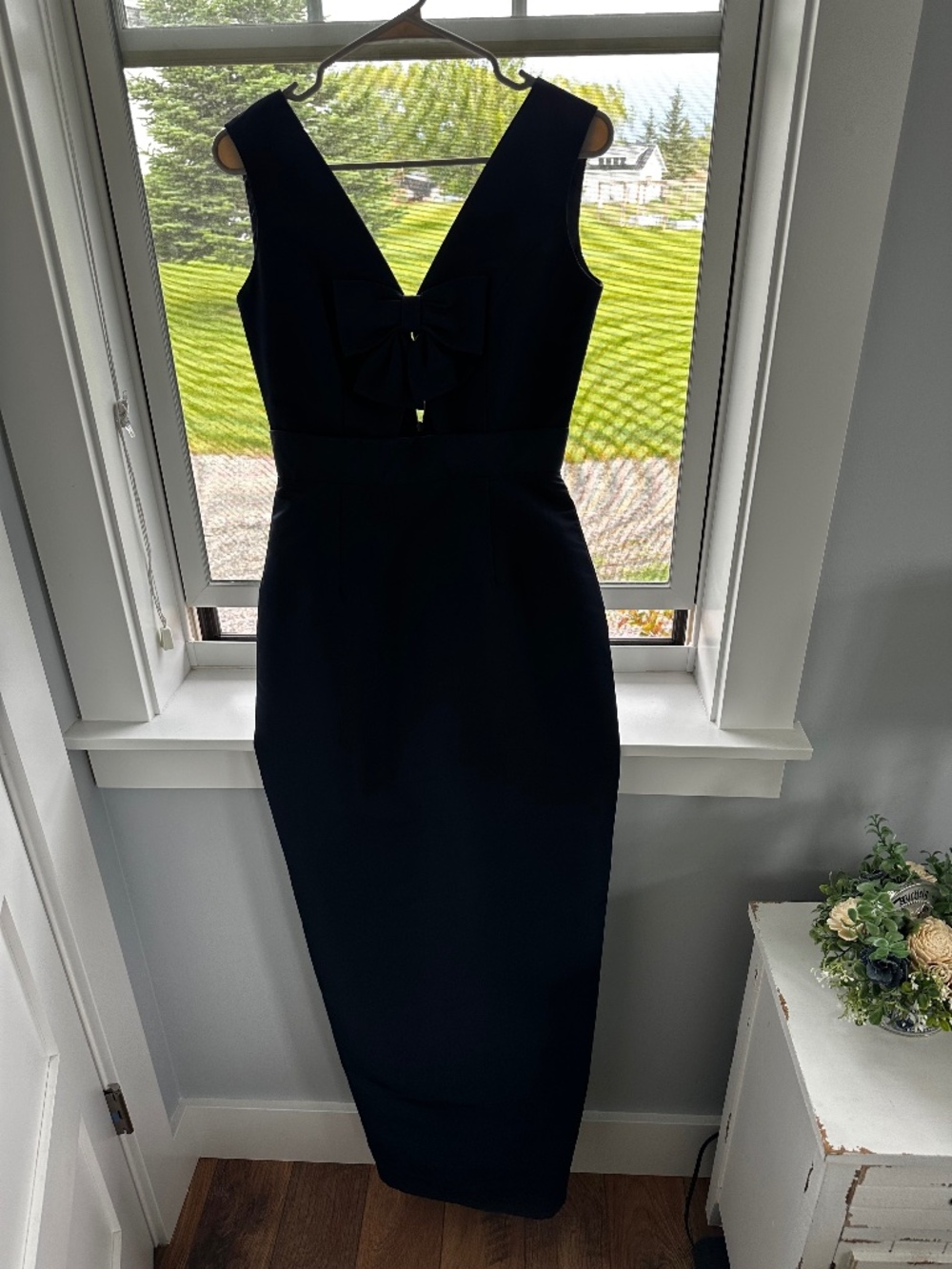 Alexia Maria Navy Silk Gown — Bow Front, V-Back Elegance ✨ Sz 4